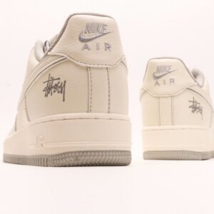 【AT2786】Stussy x Nike Nike Air Force 1 Low ステューシー x ナイキのNike Air Force 1 Lowは、柔らかく、弾力に富んだクッショニングと優れたミッドソールデザインを備えた、カジュアルでスポーティーなローカットスニーカーです。レトロとモダンが融合した外観は、30年以上にわたって世界中で人気を博しています。