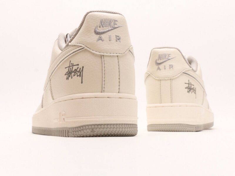 【AT2786】Stussy x Nike Nike Air Force 1 Low ステューシー x ナイキのNike Air Force 1 Lowは、柔らかく、弾力に富んだクッショニングと優れたミッドソールデザインを備えた、カジュアルでスポーティーなローカットスニーカーです。レトロとモダンが融合した外観は、30年以上にわたって世界中で人気を博しています。