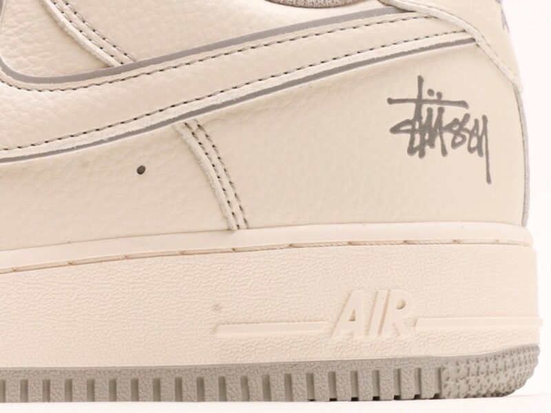 【AT2786】Stussy x Nike Nike Air Force 1 Low ステューシー x ナイキのNike Air Force 1 Lowは、柔らかく、弾力に富んだクッショニングと優れたミッドソールデザインを備えた、カジュアルでスポーティーなローカットスニーカーです。レトロとモダンが融合した外観は、30年以上にわたって世界中で人気を博しています。
