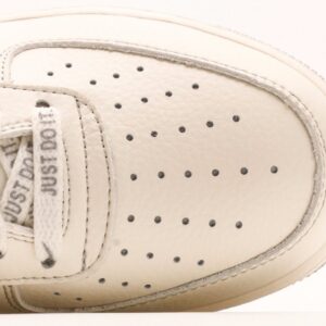【AT2786】Stussy x Nike Nike Air Force 1 Low ステューシー x ナイキのNike Air Force 1 Lowは、柔らかく、弾力に富んだクッショニングと優れたミッドソールデザインを備えた、カジュアルでスポーティーなローカットスニーカーです。レトロとモダンが融合した外観は、30年以上にわたって世界中で人気を博しています。