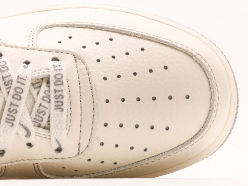 【AT2786】Stussy x Nike Nike Air Force 1 Low ステューシー x ナイキのNike Air Force 1 Lowは、柔らかく、弾力に富んだクッショニングと優れたミッドソールデザインを備えた、カジュアルでスポーティーなローカットスニーカーです。レトロとモダンが融合した外観は、30年以上にわたって世界中で人気を博しています。