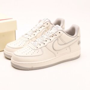 【AT2786】Stussy x Nike Nike Air Force 1 Low ステューシー x ナイキのNike Air Force 1 Lowは、柔らかく、弾力に富んだクッショニングと優れたミッドソールデザインを備えた、カジュアルでスポーティーなローカットスニーカーです。レトロとモダンが融合した外観は、30年以上にわたって世界中で人気を博しています。