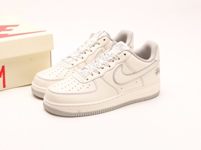 【AT2786】Stussy x Nike Nike Air Force 1 Low ステューシー x ナイキのNike Air Force 1 Lowは、柔らかく、弾力に富んだクッショニングと優れたミッドソールデザインを備えた、カジュアルでスポーティーなローカットスニーカーです。レトロとモダンが融合した外観は、30年以上にわたって世界中で人気を博しています。