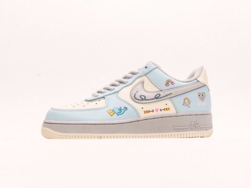 【AT2789】Nike Air Force 1'07 Low Love Letter 七夕限定 飛鳥の手紙 エアフォース1'07 ロー ラブレター 七夕限定 空軍1 ロー これは青灰色を基調としたシューズです。