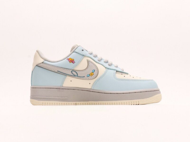 【AT2789】Nike Air Force 1'07 Low Love Letter 七夕限定 飛鳥の手紙 エアフォース1'07 ロー ラブレター 七夕限定 空軍1 ロー これは青灰色を基調としたシューズです。