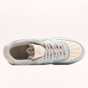 【AT2789】Nike Air Force 1'07 Low Love Letter 七夕限定 飛鳥の手紙 エアフォース1'07 ロー ラブレター 七夕限定 空軍1 ロー これは青灰色を基調としたシューズです。