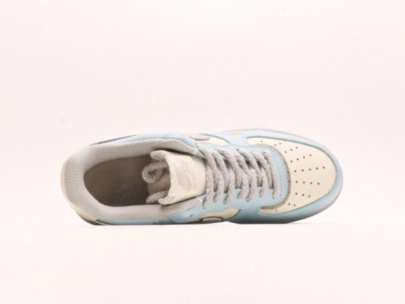 【AT2789】Nike Air Force 1'07 Low Love Letter 七夕限定 飛鳥の手紙 エアフォース1'07 ロー ラブレター 七夕限定 空軍1 ロー これは青灰色を基調としたシューズです。