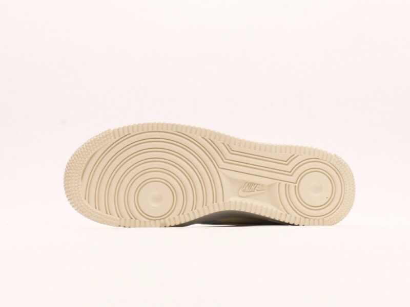 【AT2789】Nike Air Force 1'07 Low Love Letter 七夕限定 飛鳥の手紙 エアフォース1'07 ロー ラブレター 七夕限定 空軍1 ロー これは青灰色を基調としたシューズです。