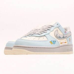 【AT2789】Nike Air Force 1'07 Low Love Letter 七夕限定 飛鳥の手紙 エアフォース1'07 ロー ラブレター 七夕限定 空軍1 ロー これは青灰色を基調としたシューズです。