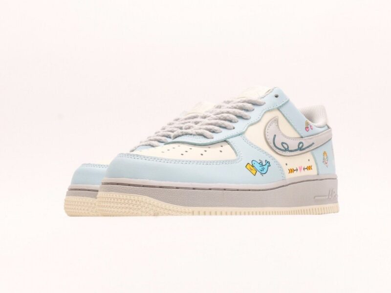 【AT2789】Nike Air Force 1'07 Low Love Letter 七夕限定 飛鳥の手紙 エアフォース1'07 ロー ラブレター 七夕限定 空軍1 ロー これは青灰色を基調としたシューズです。