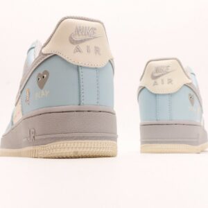 【AT2789】Nike Air Force 1'07 Low Love Letter 七夕限定 飛鳥の手紙 エアフォース1'07 ロー ラブレター 七夕限定 空軍1 ロー これは青灰色を基調としたシューズです。