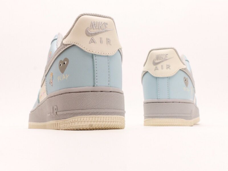 【AT2789】Nike Air Force 1'07 Low Love Letter 七夕限定 飛鳥の手紙 エアフォース1'07 ロー ラブレター 七夕限定 空軍1 ロー これは青灰色を基調としたシューズです。