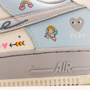 【AT2789】Nike Air Force 1'07 Low Love Letter 七夕限定 飛鳥の手紙 エアフォース1'07 ロー ラブレター 七夕限定 空軍1 ロー これは青灰色を基調としたシューズです。