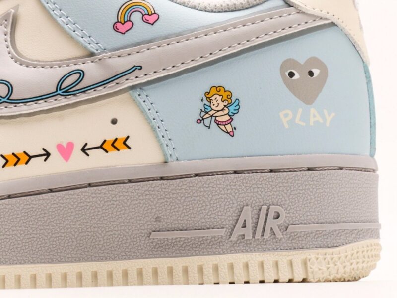 【AT2789】Nike Air Force 1'07 Low Love Letter 七夕限定 飛鳥の手紙 エアフォース1'07 ロー ラブレター 七夕限定 空軍1 ロー これは青灰色を基調としたシューズです。