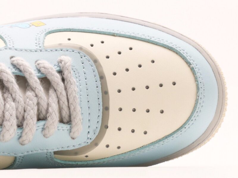 【AT2789】Nike Air Force 1'07 Low Love Letter 七夕限定 飛鳥の手紙 エアフォース1'07 ロー ラブレター 七夕限定 空軍1 ロー これは青灰色を基調としたシューズです。