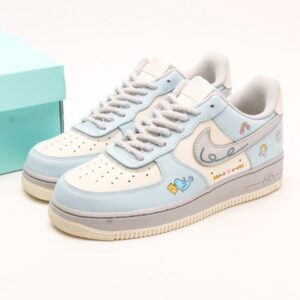 【AT2789】Nike Air Force 1'07 Low Love Letter 七夕限定 飛鳥の手紙 エアフォース1'07 ロー ラブレター 七夕限定 空軍1 ロー これは青灰色を基調としたシューズです。