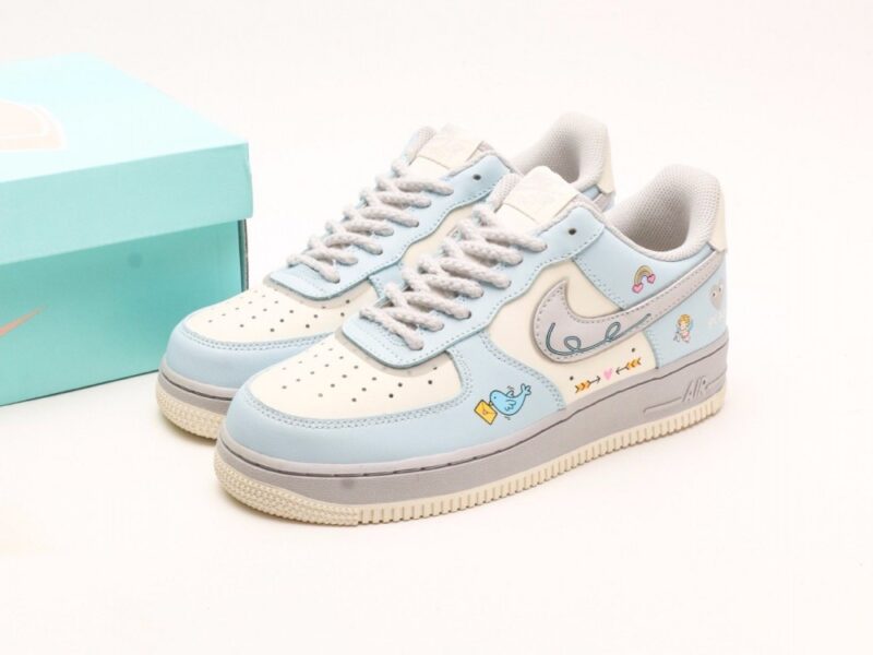 【AT2789】Nike Air Force 1'07 Low Love Letter 七夕限定 飛鳥の手紙 エアフォース1'07 ロー ラブレター 七夕限定 空軍1 ロー これは青灰色を基調としたシューズです。