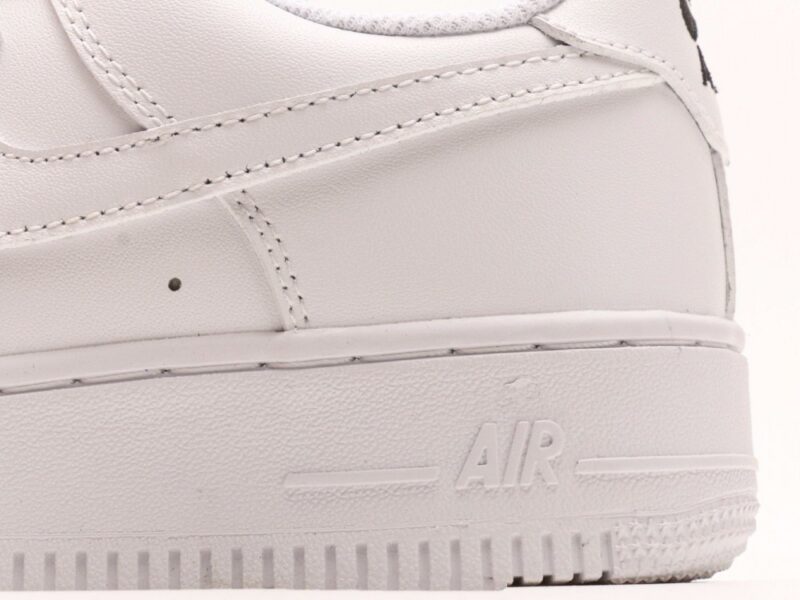 【AT2791】Nike AIR FORCE 1‘07 エアフォース1‘07 ローカットの汎用モデル ランニングシューズ 弾力性の高いクッション性能と優れたミッドソールデザイン
