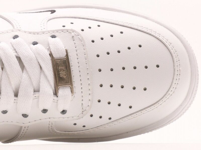 【AT2791】Nike AIR FORCE 1‘07 エアフォース1‘07 ローカットの汎用モデル ランニングシューズ 弾力性の高いクッション性能と優れたミッドソールデザイン