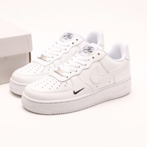 【AT2791】Nike AIR FORCE 1‘07 エアフォース1‘07 ローカットの汎用モデル ランニングシューズ 弾力性の高いクッション性能と優れたミッドソールデザイン
