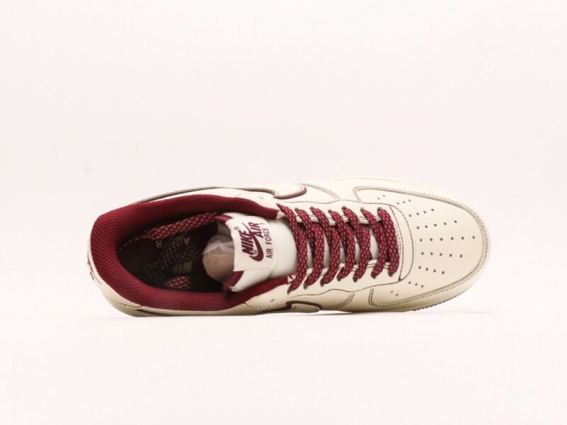【AT2792】Stussy x Nike ステューシー×ナイキ Nike Air Force 1 Low。靴は、細かいレザーで作られており、メッシュの舌と裏地が一定の通気性を提供します。