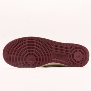 【AT2792】Stussy x Nike ステューシー×ナイキ Nike Air Force 1 Low。靴は、細かいレザーで作られており、メッシュの舌と裏地が一定の通気性を提供します。