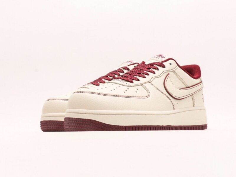 【AT2792】Stussy x Nike ステューシー×ナイキ Nike Air Force 1 Low。靴は、細かいレザーで作られており、メッシュの舌と裏地が一定の通気性を提供します。