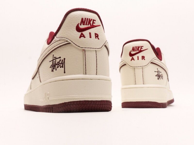 【AT2792】Stussy x Nike ステューシー×ナイキ Nike Air Force 1 Low。靴は、細かいレザーで作られており、メッシュの舌と裏地が一定の通気性を提供します。