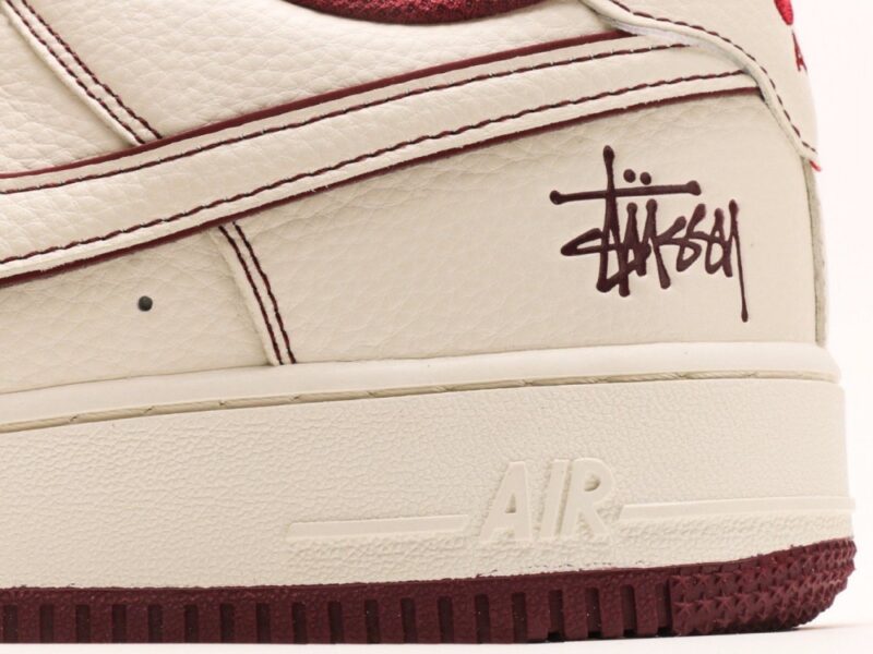 【AT2792】Stussy x Nike ステューシー×ナイキ Nike Air Force 1 Low。靴は、細かいレザーで作られており、メッシュの舌と裏地が一定の通気性を提供します。