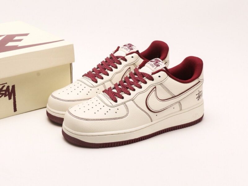 【AT2792】Stussy x Nike ステューシー×ナイキ Nike Air Force 1 Low。靴は、細かいレザーで作られており、メッシュの舌と裏地が一定の通気性を提供します。
