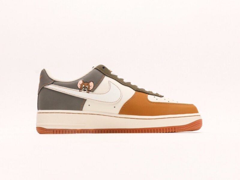 【AT2793】Nike Air Force 1´07 Low Tom and Jerry エアフォース1のローカットモデル、柔軟で弾力性に富んだクッショニング性能と優れたミッドソールデザイン。