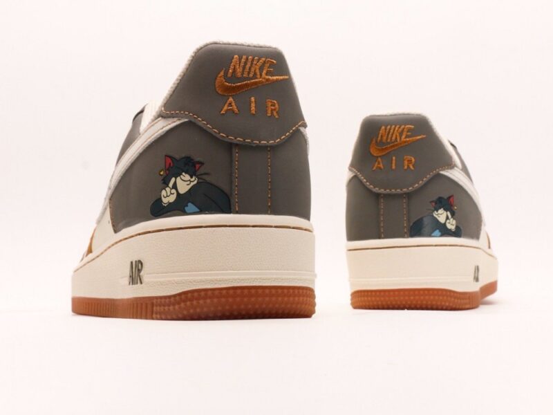 【AT2793】Nike Air Force 1´07 Low Tom and Jerry エアフォース1のローカットモデル、柔軟で弾力性に富んだクッショニング性能と優れたミッドソールデザイン。