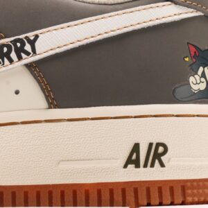【AT2793】Nike Air Force 1´07 Low Tom and Jerry エアフォース1のローカットモデル、柔軟で弾力性に富んだクッショニング性能と優れたミッドソールデザイン。