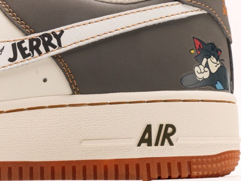 【AT2793】Nike Air Force 1´07 Low Tom and Jerry エアフォース1のローカットモデル、柔軟で弾力性に富んだクッショニング性能と優れたミッドソールデザイン。