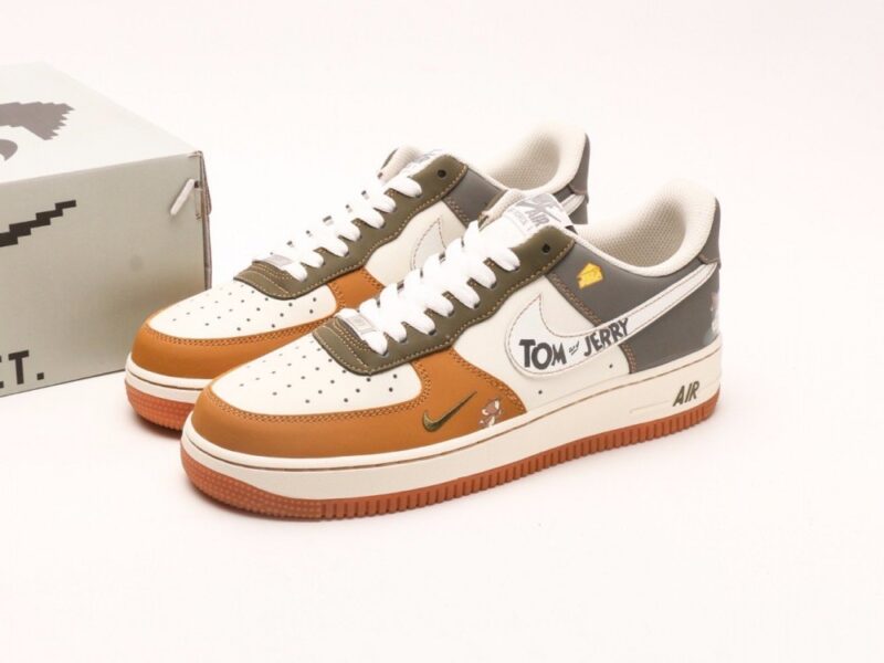 【AT2793】Nike Air Force 1´07 Low Tom and Jerry エアフォース1のローカットモデル、柔軟で弾力性に富んだクッショニング性能と優れたミッドソールデザイン。