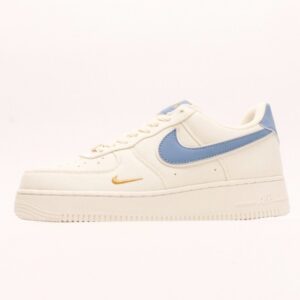 【AT2795】Nike Air Force 1 Lowは、汎用性の高いカジュアルスポーツシューズです。