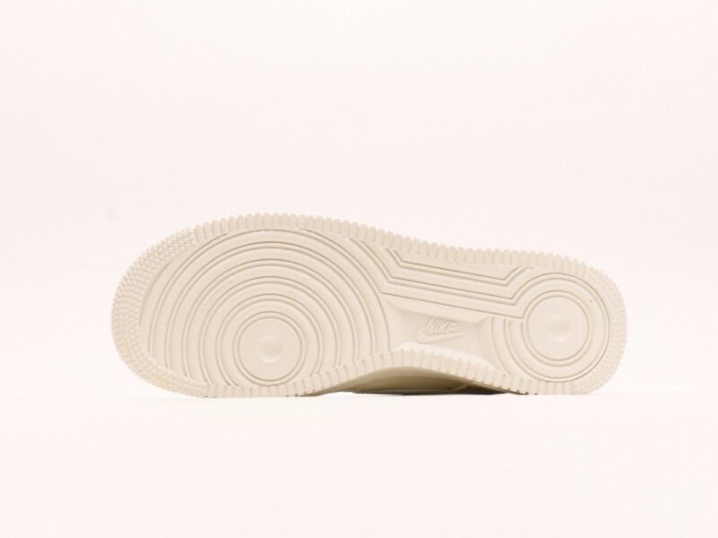 【AT2795】Nike Air Force 1 Lowは、汎用性の高いカジュアルスポーツシューズです。