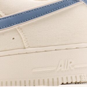 【AT2795】Nike Air Force 1 Lowは、汎用性の高いカジュアルスポーツシューズです。