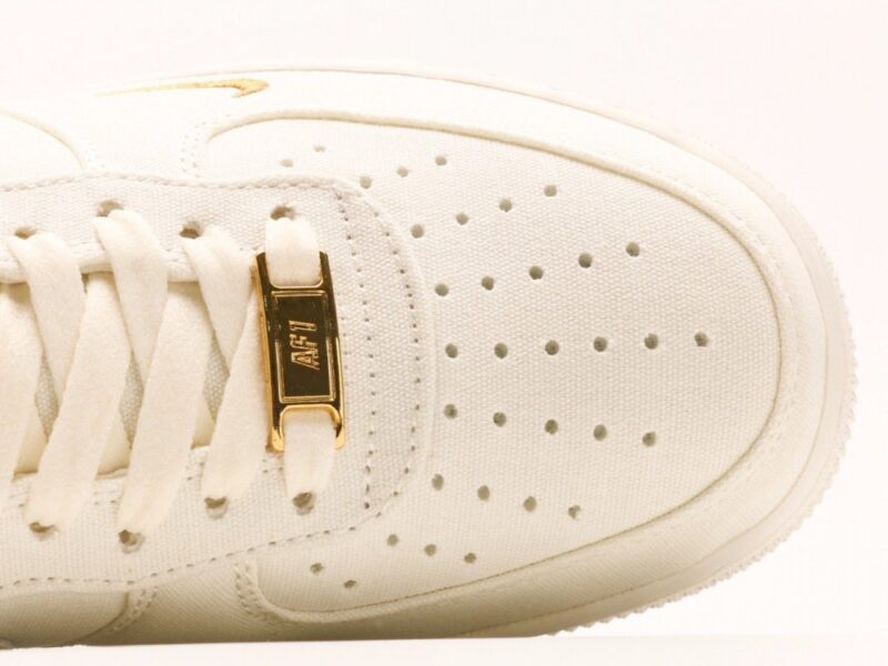 【AT2795】Nike Air Force 1 Lowは、汎用性の高いカジュアルスポーツシューズです。