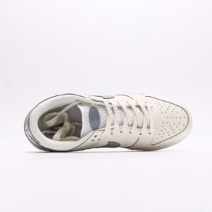 【AT2942】Supreme x Nike Dunk Lowは、このデザインは伝統的な工業流れ作業の制限を破り、この白い灰色のチェックを打破します。