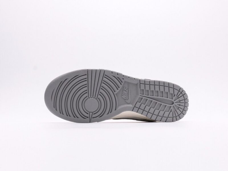 【AT2942】Supreme x Nike Dunk Lowは、このデザインは伝統的な工業流れ作業の制限を破り、この白い灰色のチェックを打破します。