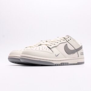 【AT2942】Supreme x Nike Dunk Lowは、このデザインは伝統的な工業流れ作業の制限を破り、この白い灰色のチェックを打破します。