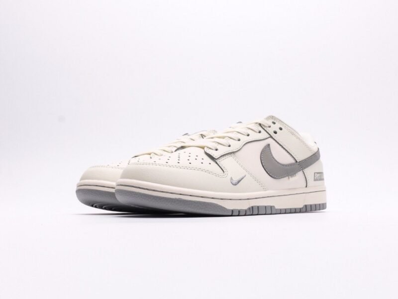 【AT2942】Supreme x Nike Dunk Lowは、このデザインは伝統的な工業流れ作業の制限を破り、この白い灰色のチェックを打破します。