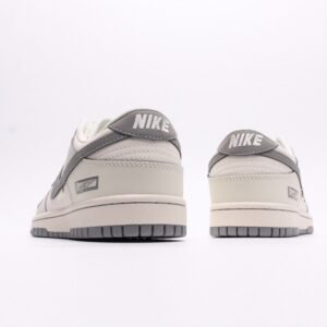 【AT2942】Supreme x Nike Dunk Lowは、このデザインは伝統的な工業流れ作業の制限を破り、この白い灰色のチェックを打破します。