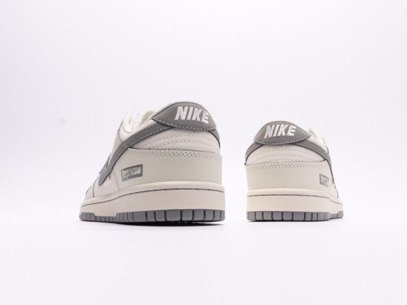 【AT2942】Supreme x Nike Dunk Lowは、このデザインは伝統的な工業流れ作業の制限を破り、この白い灰色のチェックを打破します。