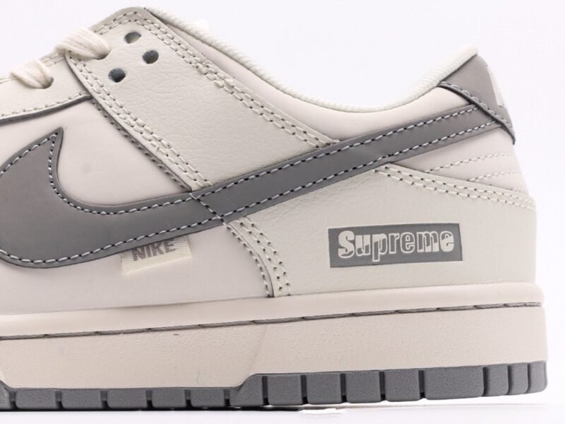 【AT2942】Supreme x Nike Dunk Lowは、このデザインは伝統的な工業流れ作業の制限を破り、この白い灰色のチェックを打破します。