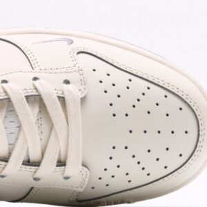 【AT2942】Supreme x Nike Dunk Lowは、このデザインは伝統的な工業流れ作業の制限を破り、この白い灰色のチェックを打破します。