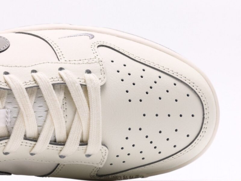 【AT2942】Supreme x Nike Dunk Lowは、このデザインは伝統的な工業流れ作業の制限を破り、この白い灰色のチェックを打破します。