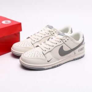 【AT2942】Supreme x Nike Dunk Lowは、このデザインは伝統的な工業流れ作業の制限を破り、この白い灰色のチェックを打破します。