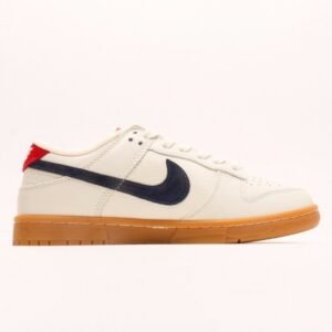 【AT2945】Supreme x Nike Dunk Lowスケートシューズ、このスニーカーは伝統的な産業デザインの制約を打破することを提唱しています。